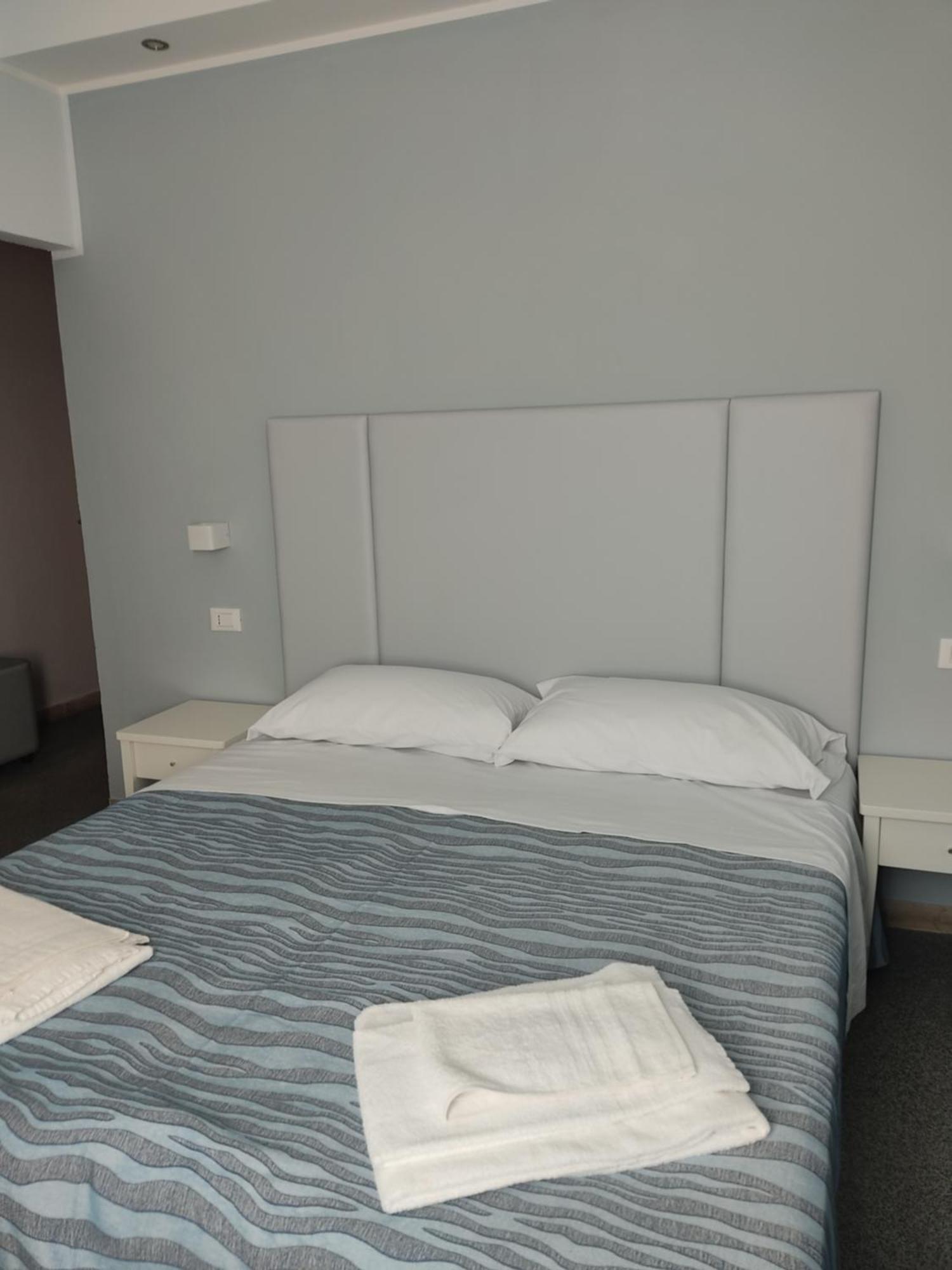 Hotel Caravel Rimini Esterno foto