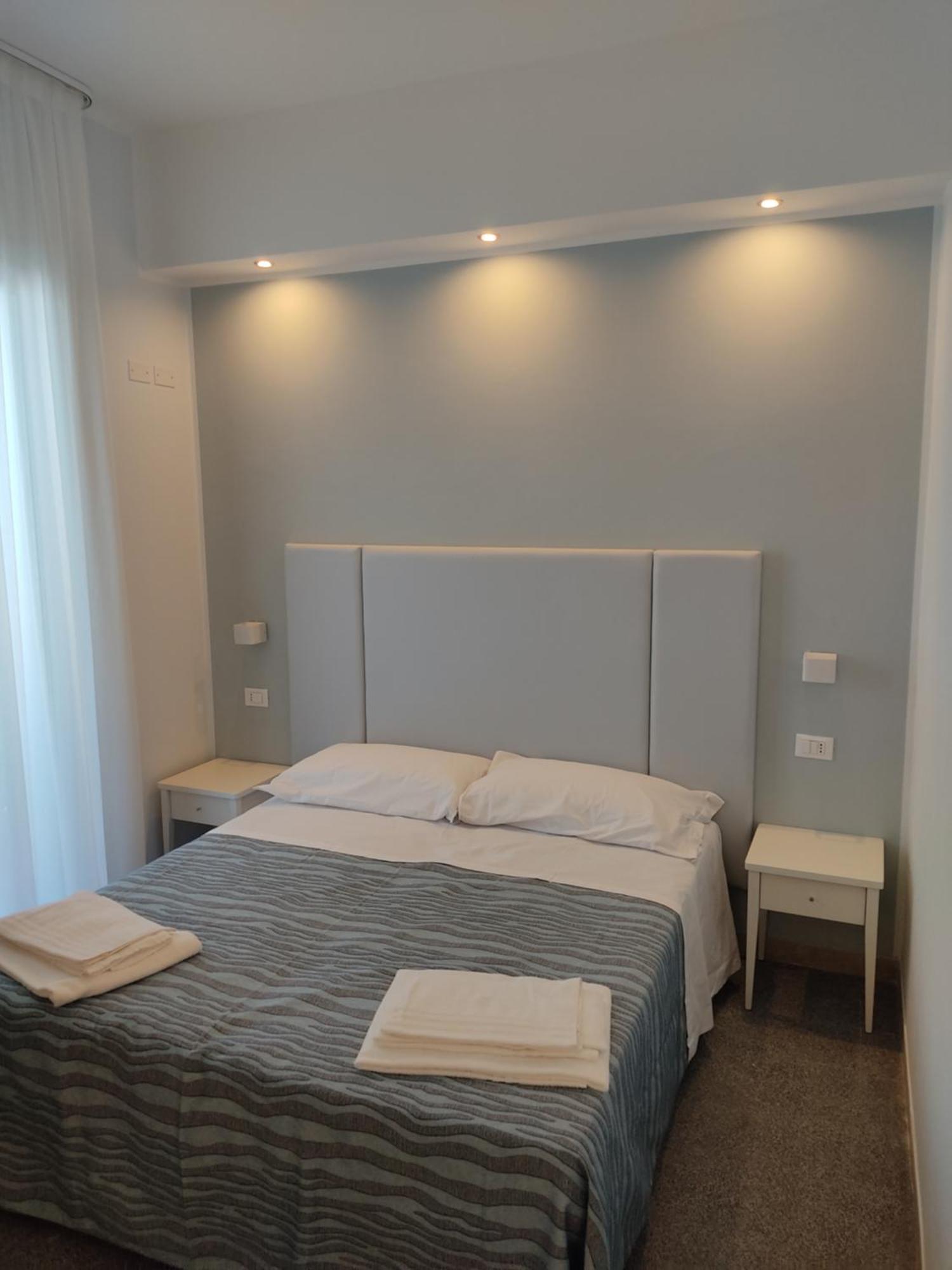 Hotel Caravel Rimini Esterno foto