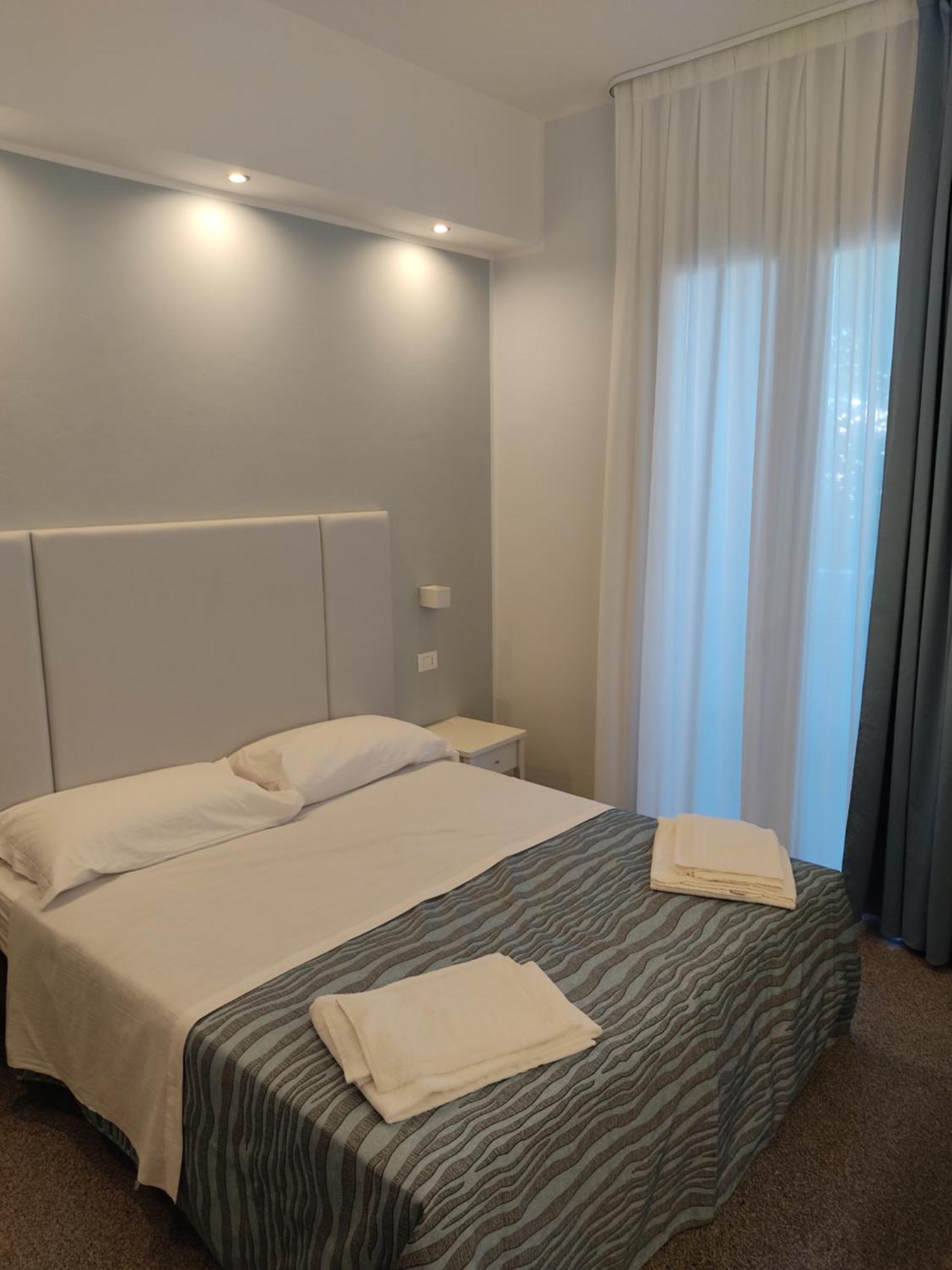 Hotel Caravel Rimini Esterno foto