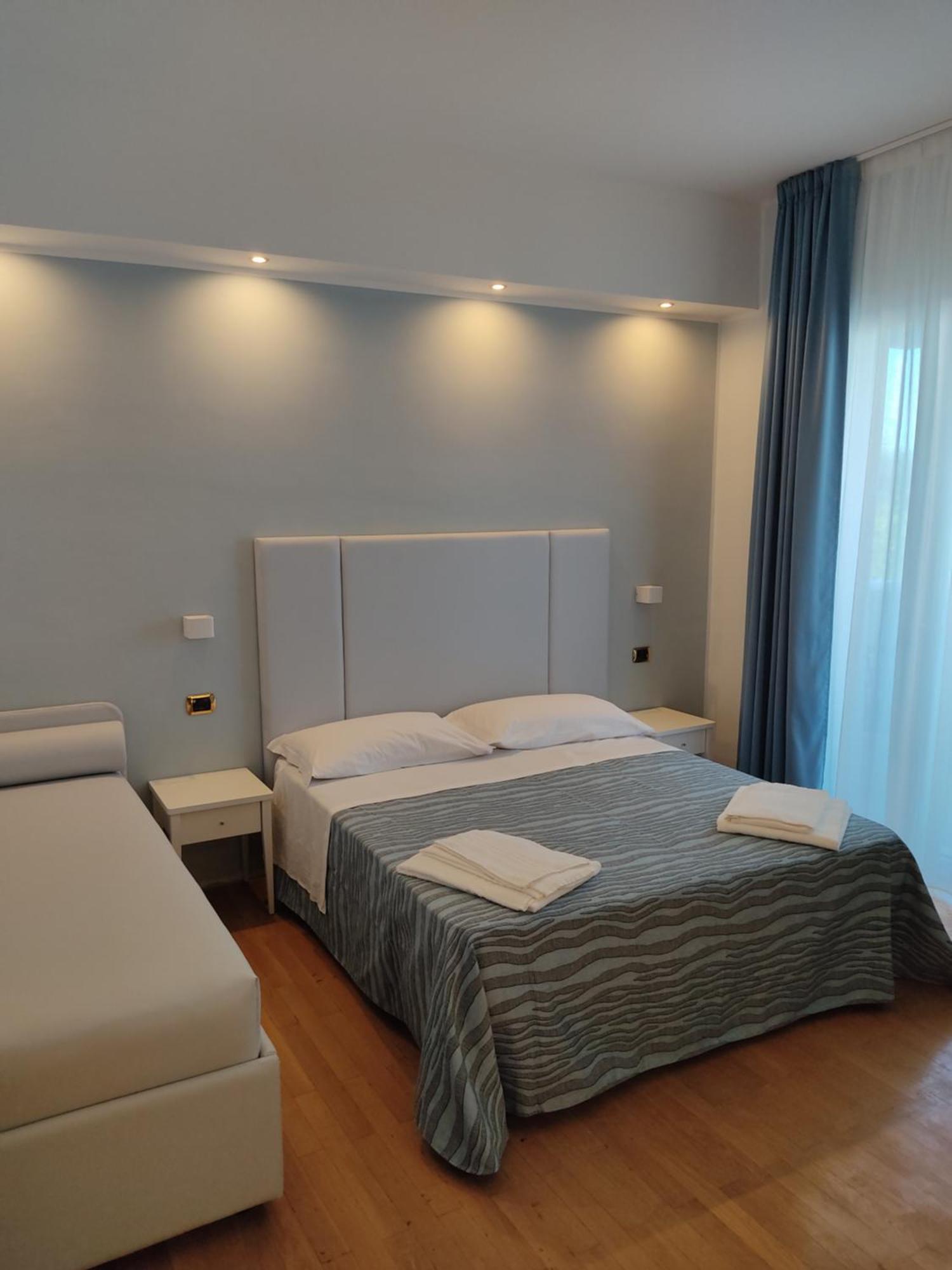 Hotel Caravel Rimini Esterno foto